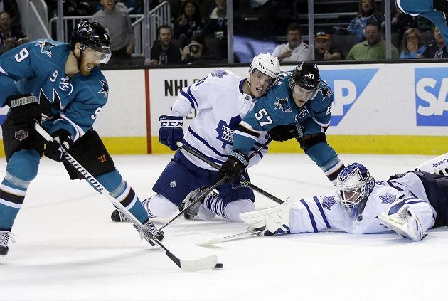 Martin Havlát ze San Jose takto překonal gólmana Toronta Jamese Reimera.