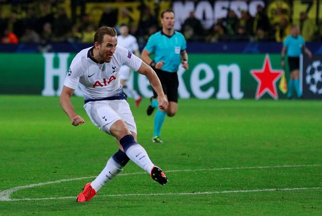 Kanonýr Tottenhamu Harry Kane se trefil i v odvetě osmifinále Ligy mistrů v Dortmundu.