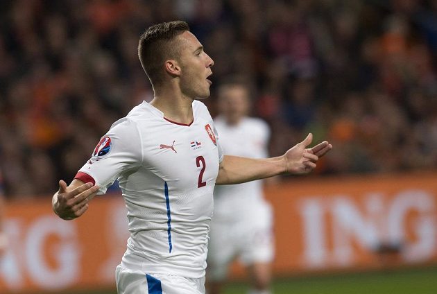 Pavel Kadeřábek jásá po vedoucím gólu proti Nizozemsku v kvalifikaci ME v Amsterdamu.
