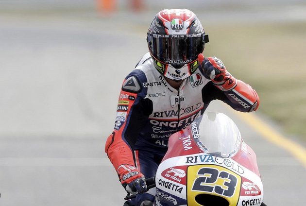 Ital Niccolo Antonelli se raduje z vítězství ze závodu kategorie Moto3 na Velké ceně České republiky v Brně.