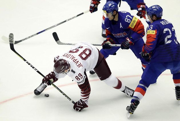 Lotyš Nikita Jevpalovs (vlevo) a korejští reprezentanti Eric Regan (23) a Čo Min-ho.