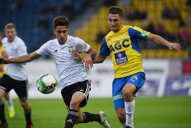 Zleva Ondřej Lingr z Karviné a Jan Krob z Teplic se ženou za míčem v utkání 11. kola HET ligy.