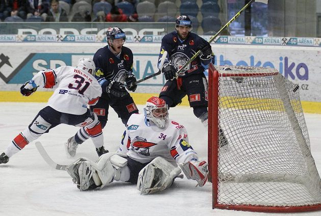 Chomutovští hokejisté Štěpán Hřebejk a brankář Robert Kristan, z gólu se radující liberecký Jan Stránský, přihlíží Petr Jelínek (vpravo).