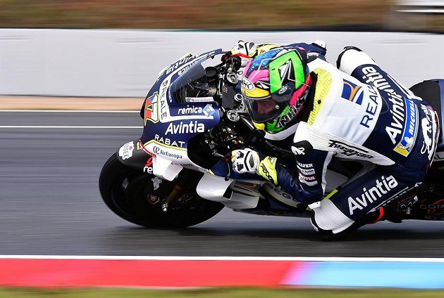 Český jezdec kategorie MotoGP Karel Abraham vyrazí v Brně do závodu ze sedmé řady.
