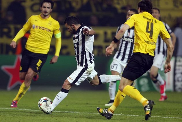 Carlos Tévez si hrál s obranou Dortmundu jako kočka s myší, zabránit ve skórování mu nedokázali ani obránci Matts Hummels a Neven Subotič (zády).