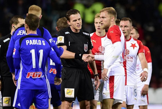 Hlavní sudí Pavel Rejžek a Mick van Buren ze Slavie (vpravo) po skončení zápasu na Hané.