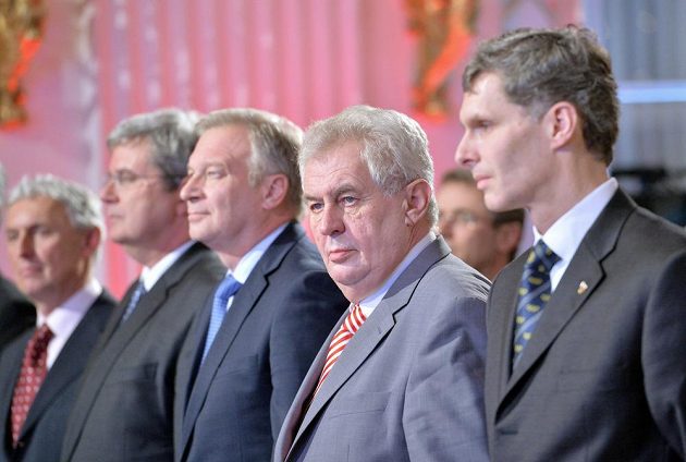 Prezident Miloš Zeman (druhý zprava) se setkal se zástupci Českého olympijského výboru (ČOV). Na snímku vpravo je předseda ČOV Jiří Kejval, třetí zleva ministr obrany v demisi Vlastimil Picek.