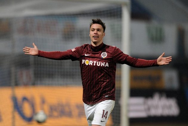 Václav Kadlec ze Sparty oslavuje svůj druhý gól během utkání čtvrtfinále Poháru České pošty v Olomouci.
