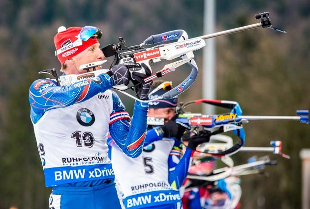 Český biatlonista Ondřej Moravec při střelbě během závodu s hromadným startem v německém Ruhpoldingu.