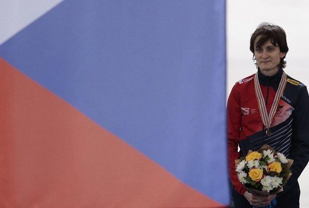 Martina Sáblíková při slavnostním ceremoniálu vyhlašování nejlepších v závodu na 3000 metrů.