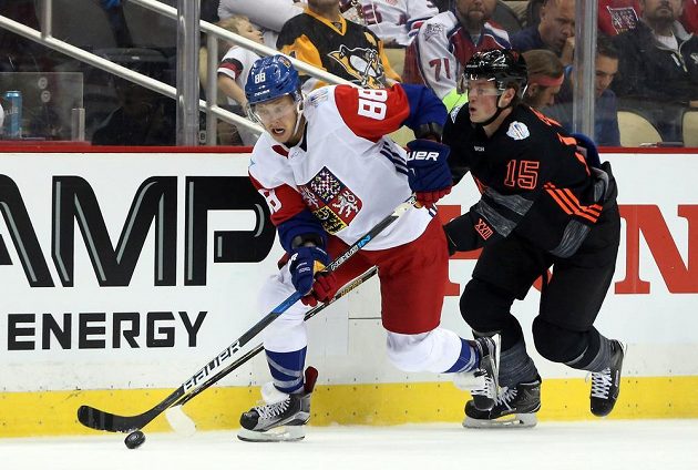 Český útočník David Pastrňák (88) a Jack Eichel (15) z Výběru Severní Ameriky.
