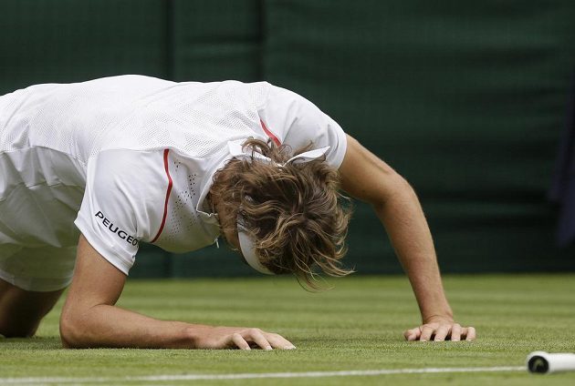 Zmar, zmar a zmar. Německý spolufavorit Alexander Zverev se musel po prohře s Jiřím Veselým rozloučit s Wimbledonem už v 1. kole.