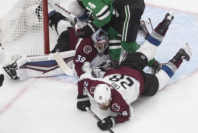 Mela před brankou Colorada Avalanche. Pavel Francouz (39) ani z téhle situace neinkasoval a proti Dallasu udržel čisté konto.