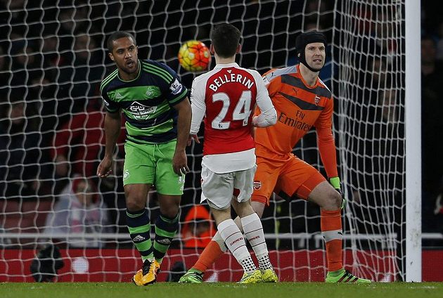 Wayne Routledge (vlevo) ze Swansea poté, co v souboji s Arsenalem překonal Petra Čecha.