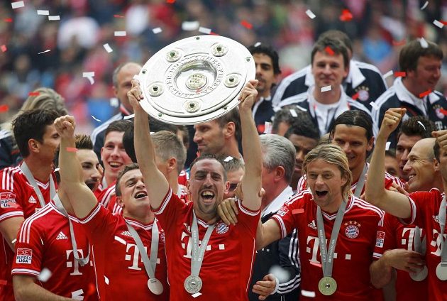 Franck Ribéry (uprostřed) se raduje se spoluhráči z vítězství v bundeslize.