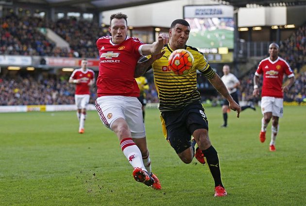 Obránce Manchesteru United Phil Jones (vlevo) v souboji se záložníkem Watfordu Troyem Deeneym v zápase 13. kola Premier League.