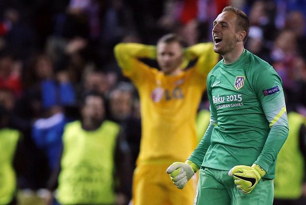 Brankář Atlétika Madrid Jan Oblak slaví vítězství v penaltovém rozstřelu a postup do čtvrtfinále Ligy mistrů.