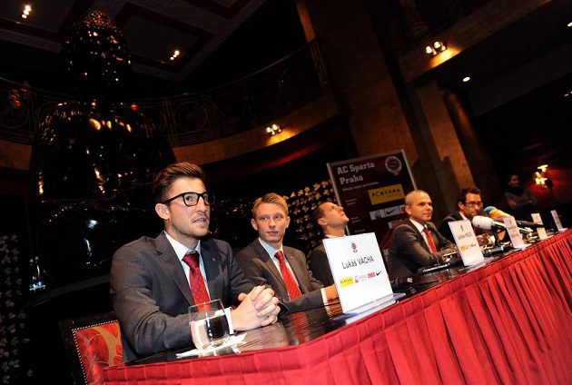 Sparťané (zleva) Lukáš Vácha, Ladislav Krejčí, Marek Matějovský a trenér Vítězslav Lavička během tiskové konference před utkáním s Plzní.