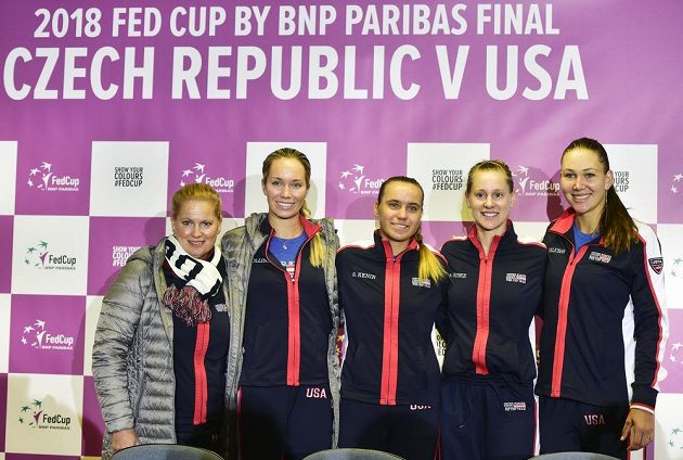 Americký tým - zleva trenérka Kathy Rinaldiová a tenistky Danielle Collinsová, Sofia Keninová, Alison Riskeová a Nicole Melicharová.