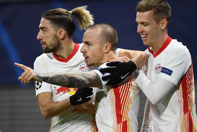 Fotbalista Lipska Angelino slaví s Kevinem Kamplem a Danim Olmem gól proti Manchesteru United.