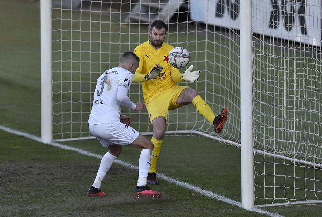 Michal Kadlec střílí zblízka hlavou druhý gól Slovácka, brankář Slavie Ondřej Kolář zasáhnout nestačil.