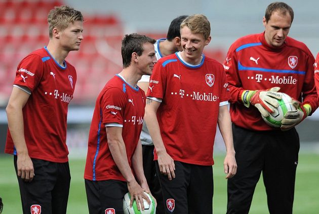 Hráči české fotbalové reprezentace (zleva): Václav Procházka, Vladimír Darida, Ladislav Krejčí a Jaroslav Drobný během tréninku.