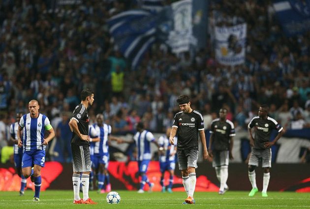 Zklamaní fotbalisté Chelsea Diego Costa a Cesc Fábregas poté, co jejich tým inkasoval v Portu druhý gól.