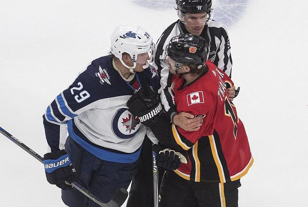 Hokejista Winnipegu Jets Patrik Laine (29) se hodně zlobil po zranění hvězdy Jets na Matthewa Tkachuka (19) z Calgary Flames.