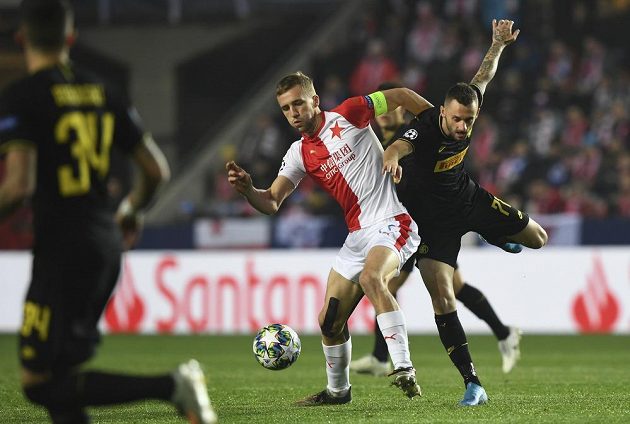 Tomáš Souček ze Slavie a Marcelo Brozović z Interu Milán (vpravo) během utkání Ligy mistrů.