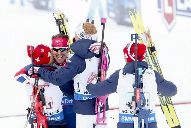 Norové Emil Hegle Svendsen, Ole Einar Björndalen, Johannes Thingnes Boe a Tarjei Boe se radují ze štafetového triumfu na MS v Oslu.