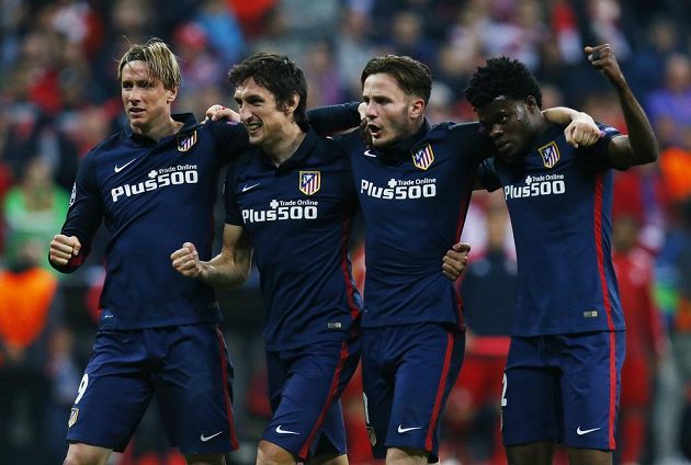 Hráči Atlétika Madrid zleva Fernando Torres, Stefan Savič, Saúl Ňíguez a Teye Thomas se radují z postupu přes Bayern Mnichov.