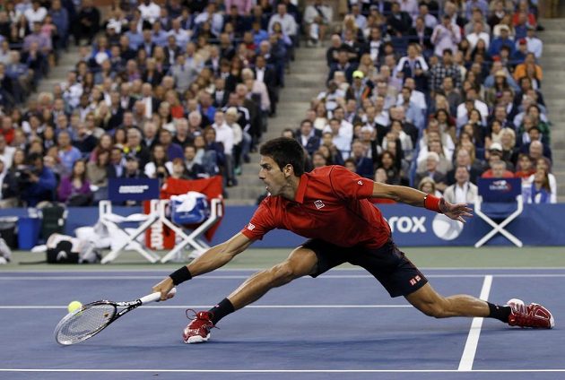 Srb Novak Djokovič reaguje na stopbal svého soka ve finále US Open Rafaela Nadala.