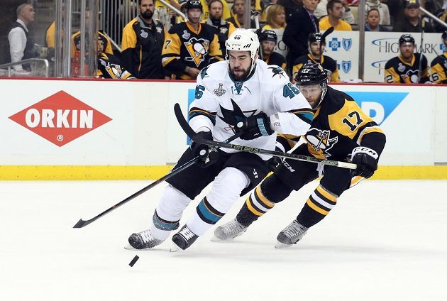 Obránce San Jose Sharks Roman Polák (46) kontroluje puk před útočníkem Pittsburghu Bryanem Rustem (17) ve druhém finále Stanley Cupu.