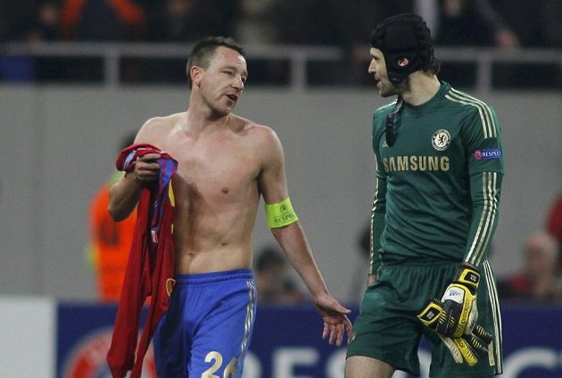 John Terry (vlevo) a Petr Čech opouští hřiště po prohře Chelsea v Bukurešti.