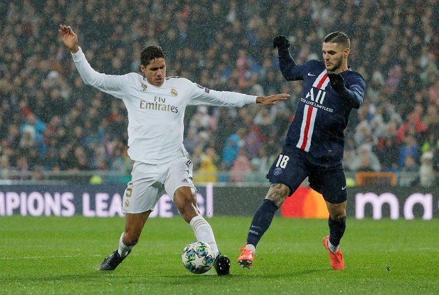 Fotbalista Realu Madrid Raphael Varane v akci během utkání Ligy mistrů s Maurem Icardim z PSG.