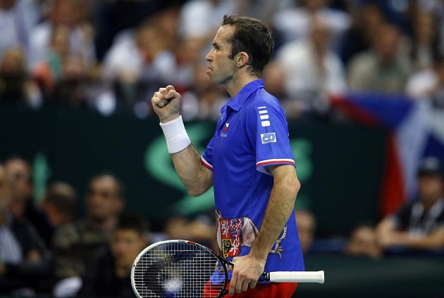 Radek Štěpánek se raduje po vítězném míči při utkání s Novakem Djokovičem ve finále Davis Cupu.