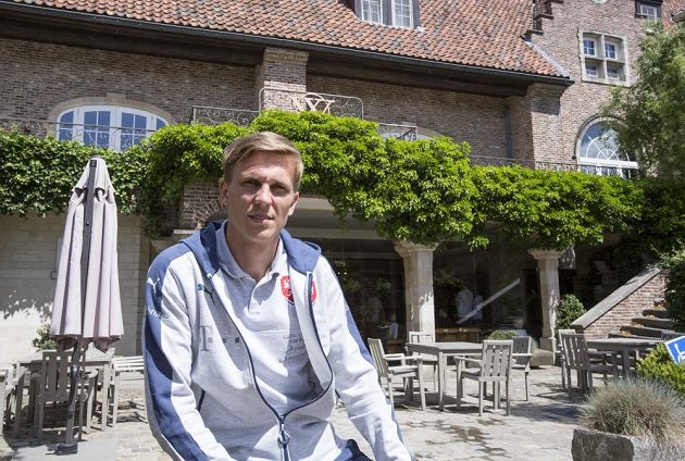 Bořek Dočkal před hotelem v Bruselu.