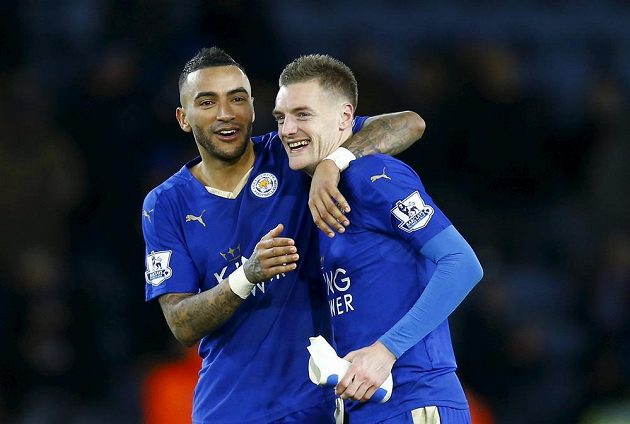 Fotbalisté Leicesteru Jamie Vardy (vpravo) a Danny Simpson slaví vítězství nad Liverpoolem.