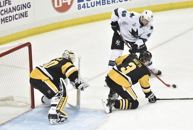 Útočník San Jose Tomáš Hertl (48) střílí gól brankáři Pittsburghu Mattu Murraymu.
