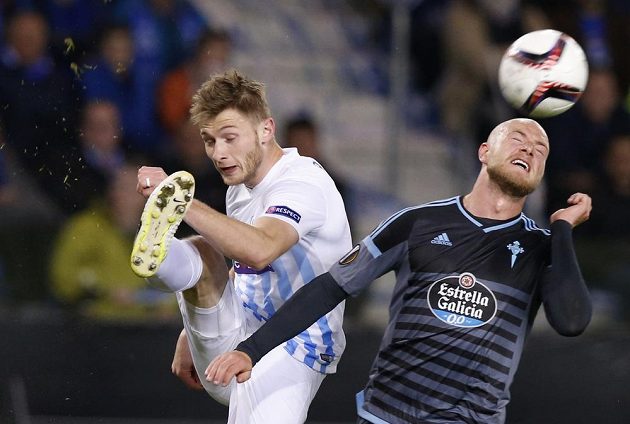 Jakub Brabec (vlevo) z Genku a John Guidetti z Celty Vigo v odvetě čtvrtfinále Evropské ligy.