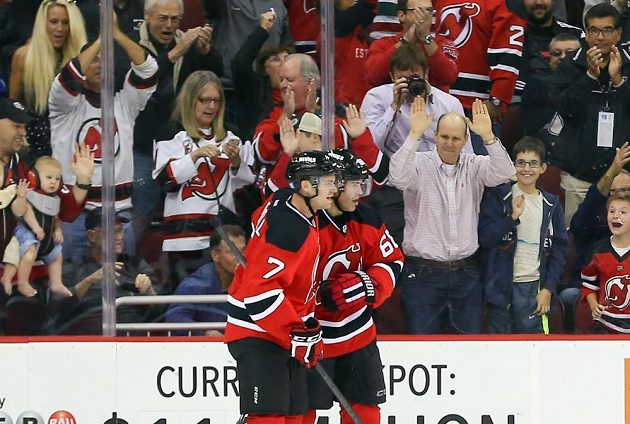 Obránce New Jersey Jon Merrill (7) a Jaromír Jágr se radují z gólu českého útočníka.