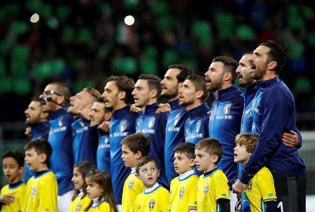 Italská fotbalová reprezentace zpívá hymnu při nástupu mužstev na trávník.