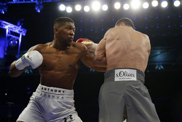 Anthony Joshua v akci v souboji s Vladimirem Kličkem v souboji o titul v těžké váze