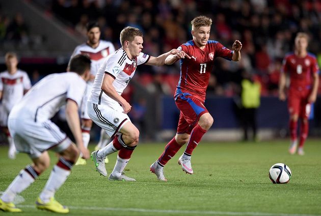Německý stoper Matthias Ginter stíhá českého záložníka Martina Frýdka (vpravo).