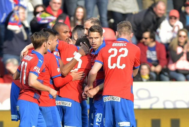 Hráči Plzně se radují z gólu proti Bohemians 1905, který dal Jean-David Beauguel (třetí zleva).