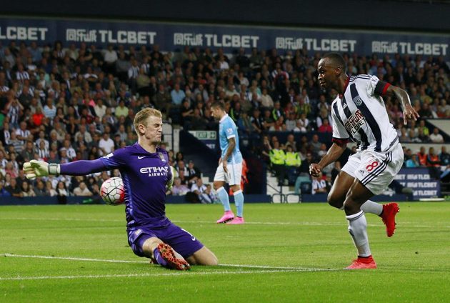 Fotbalista WBA Saido Berahino překonává brankáře Manchesteru City Harta, ale jeho gól kvůli ofsajdu neplatil.