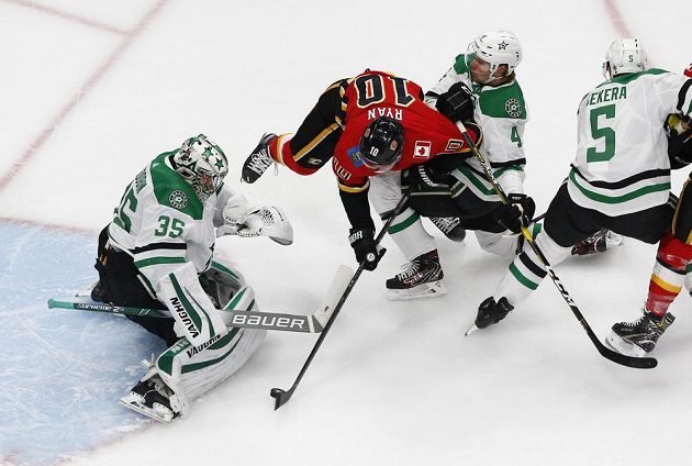 Hokejový útočník Calgary Flames Derek Ryan (10) se pokouší o zakončení na branku Dallasu Stars, kterou střežil Anton Chudobin (35).