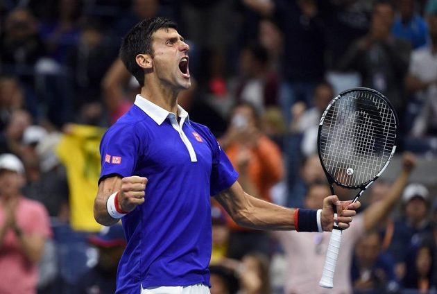 Novak Djokovič se raduje z druhého triumfu na US Open a celkově desátého kariérního grandslamu.