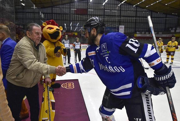 Před zahájením zápasu Chance ligy mezi Jihlavou a Havířovem kapitán hostů Jan Maruna (vpravo) gratuloval bývalému reprezentantovi a dlouholetému hráči Dukly Jihlava Janu Suchému k 75. narozeninám, které oslaví 10. října.