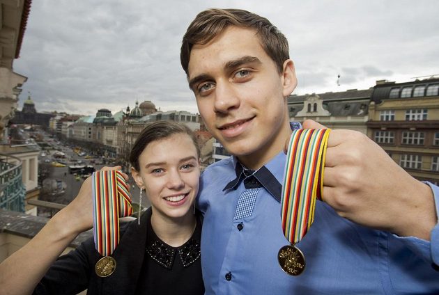 Sportovní dvojice Anna Dušková a Martin Bidař získala pro české krasobruslení historicky první juniorské zlato.